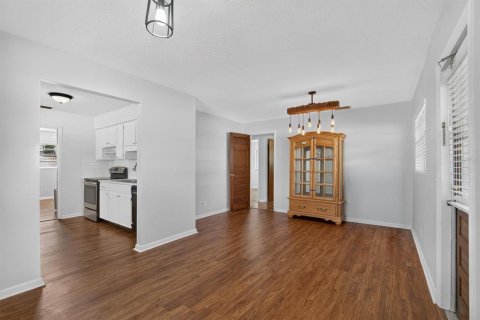 House in Brandon, Florida 3 bedrooms, 121.24 sq.m. № 2324092 - photo 14