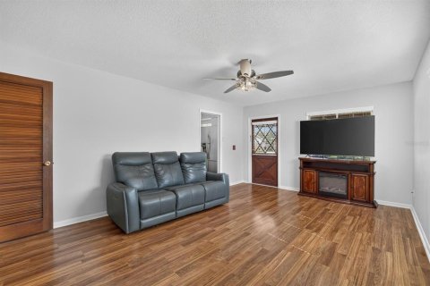 House in Brandon, Florida 3 bedrooms, 121.24 sq.m. № 2324092 - photo 7