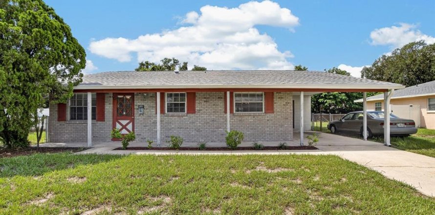 House in Brandon, Florida 3 bedrooms, 121.24 sq.m. № 2324092