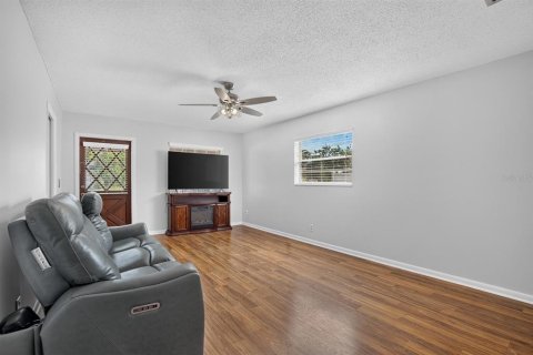 House in Brandon, Florida 3 bedrooms, 121.24 sq.m. № 2324092 - photo 5