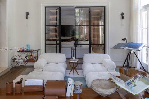 House in Coral Gables, Florida 5 bedrooms, 417.5 sq.m. № 1982736 - photo 3