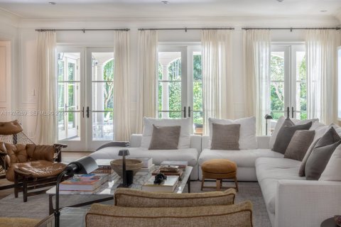 House in Coral Gables, Florida 5 bedrooms, 417.5 sq.m. № 1982736 - photo 7
