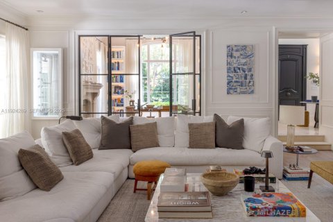House in Coral Gables, Florida 5 bedrooms, 417.5 sq.m. № 1982736 - photo 6