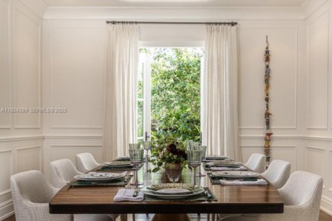 House in Coral Gables, Florida 5 bedrooms, 417.5 sq.m. № 1982736 - photo 8
