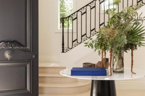 House in Coral Gables, Florida 5 bedrooms, 417.5 sq.m. № 1982736 - photo 1