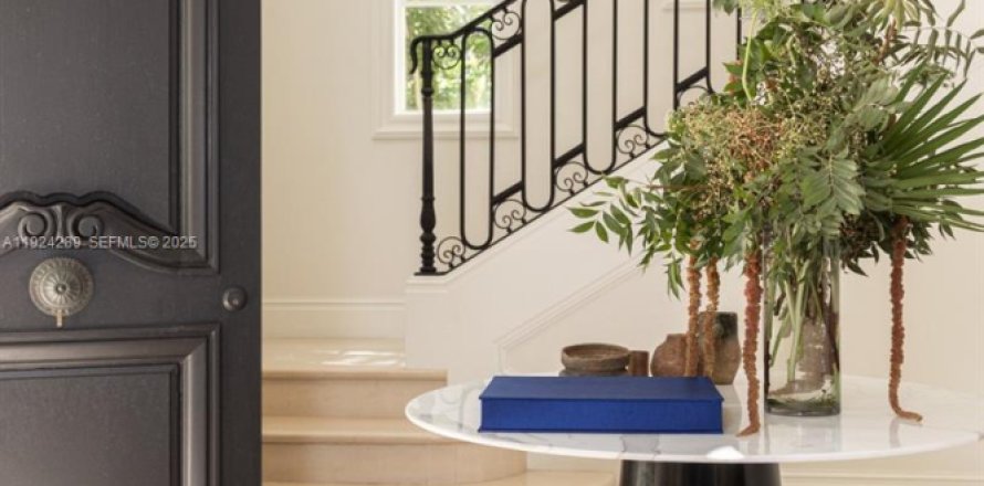 House in Coral Gables, Florida 5 bedrooms, 417.5 sq.m. № 1982736