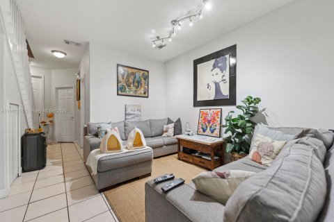 Купить таунхаус в Дорал, Флорида 3 спальни, 135.64м2, № 1830327 - фото 17