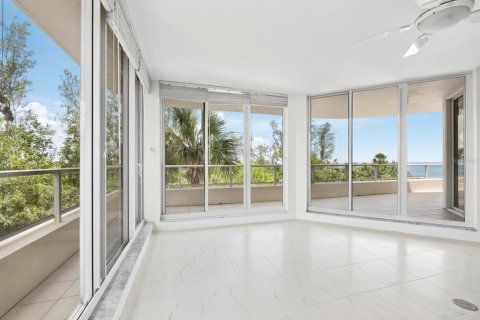 Condo in Longboat Key, Florida, 2 bedrooms  № 2266559 - photo 9
