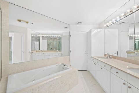 Condo in Longboat Key, Florida, 2 bedrooms  № 2266559 - photo 26