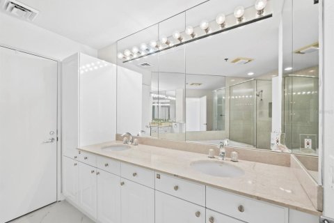 Condo in Longboat Key, Florida, 2 bedrooms  № 2266559 - photo 27