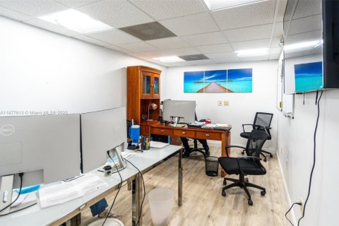 Propiedad comercial en venta en Miami, Florida № 2154438 - foto 17
