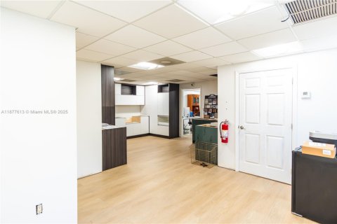 Propiedad comercial en venta en Miami, Florida № 2154438 - foto 16