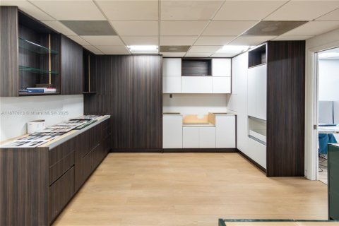Propiedad comercial en venta en Miami, Florida № 2154438 - foto 18