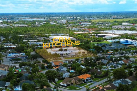 Propiedad comercial en venta en Miami, Florida № 2154438 - foto 5