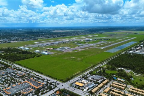 Propiedad comercial en venta en Miami, Florida № 2154438 - foto 23