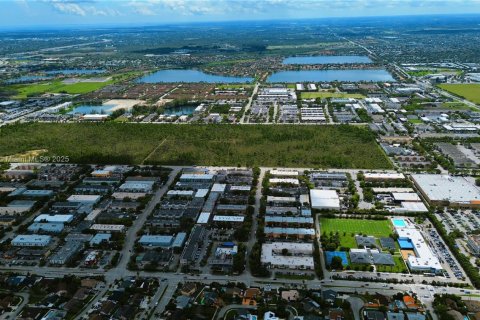 Propiedad comercial en venta en Miami, Florida № 2154438 - foto 26