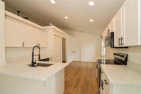 House in Davenport, Florida 4 bedrooms, 154.31 sq.m. № 2379323 - photo 4