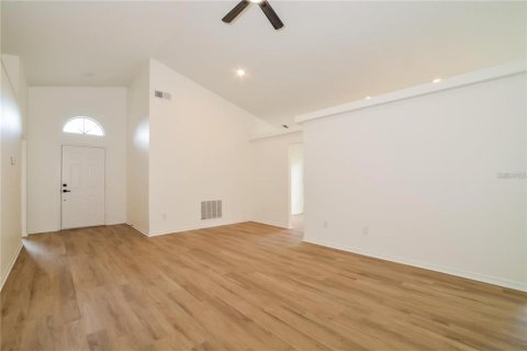 House in Davenport, Florida 4 bedrooms, 154.31 sq.m. № 2379323 - photo 3