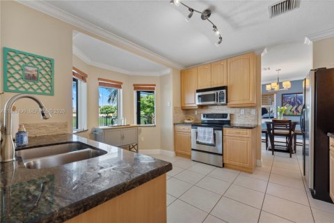 House in Cutler Bay, Florida 3 bedrooms, 197.7 sq.m. № 2066819 - photo 15