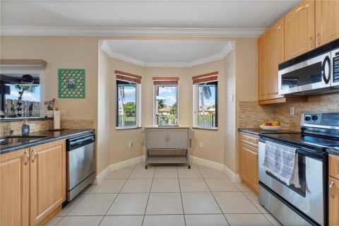 House in Cutler Bay, Florida 3 bedrooms, 197.7 sq.m. № 2066819 - photo 14