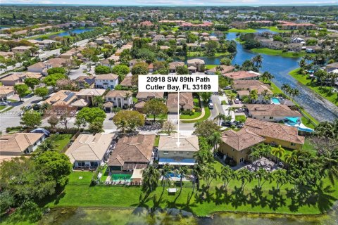 House in Cutler Bay, Florida 3 bedrooms, 197.7 sq.m. № 2066819 - photo 2