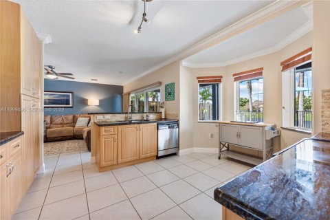 House in Cutler Bay, Florida 3 bedrooms, 197.7 sq.m. № 2066819 - photo 13