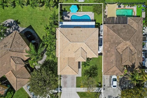 House in Cutler Bay, Florida 3 bedrooms, 197.7 sq.m. № 2066819 - photo 4