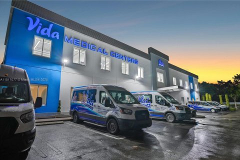 Propiedad comercial en venta en Doral, Florida № 1981430 - foto 3