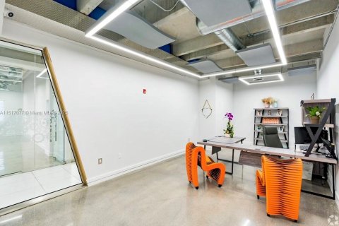 Propiedad comercial en venta en Doral, Florida № 1981430 - foto 17