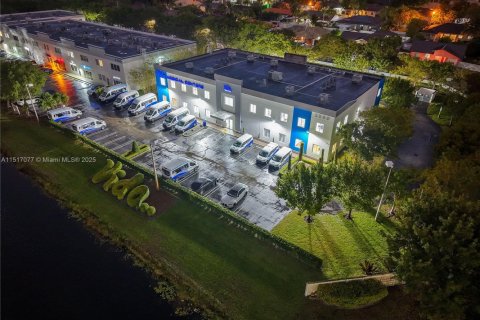 Propiedad comercial en venta en Doral, Florida № 1981430 - foto 5