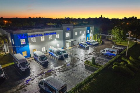 Propiedad comercial en venta en Doral, Florida № 1981430 - foto 4