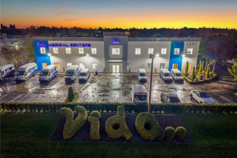 Propiedad comercial en venta en Doral, Florida № 1981430 - foto 2