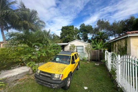 House in Miami, Florida 2 bedrooms, 75.25 sq.m. № 1956095 - photo 25