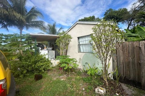 House in Miami, Florida 2 bedrooms, 75.25 sq.m. № 1956095 - photo 1
