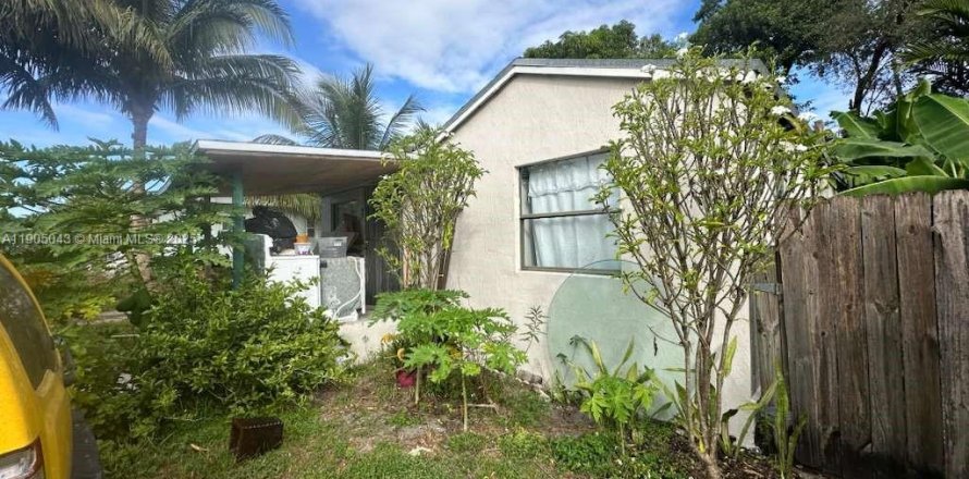 House in Miami, Florida 2 bedrooms, 75.25 sq.m. № 1956095