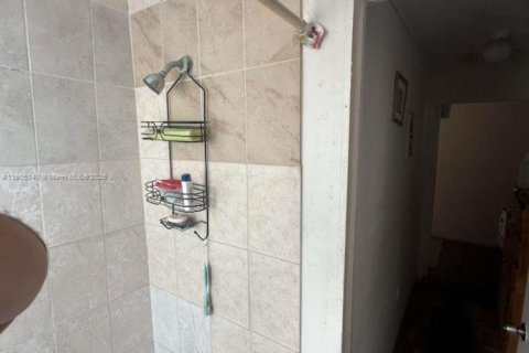 House in Miami, Florida 2 bedrooms, 75.25 sq.m. № 1956095 - photo 8