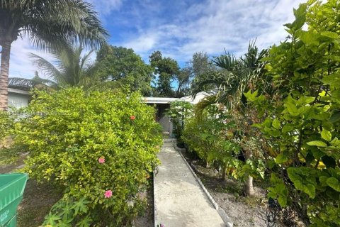 House in Miami, Florida 2 bedrooms, 75.25 sq.m. № 1956095 - photo 13