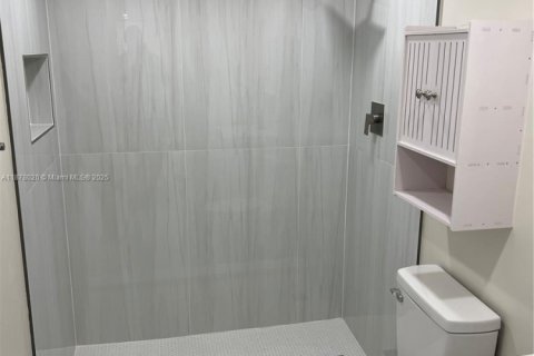 Condo in Lauderhill, Florida, 2 bedrooms  № 2017099 - photo 11