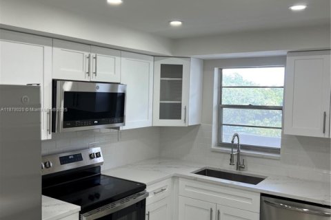 Condo in Lauderhill, Florida, 2 bedrooms  № 2017099 - photo 8