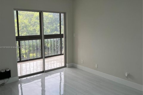 Condo in Lauderhill, Florida, 2 bedrooms  № 2017099 - photo 30