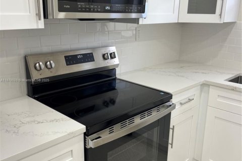 Condo in Lauderhill, Florida, 2 bedrooms  № 2017099 - photo 19