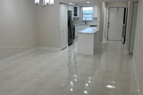 Condo in Lauderhill, Florida, 2 bedrooms  № 2017099 - photo 28