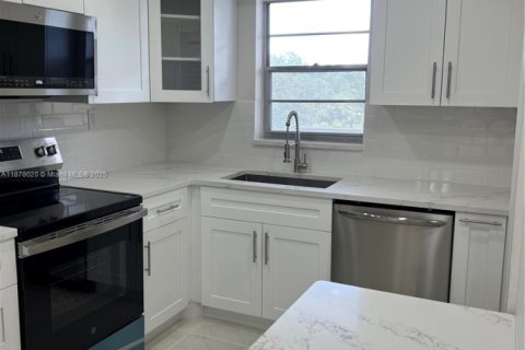 Condo in Lauderhill, Florida, 2 bedrooms  № 2017099 - photo 7