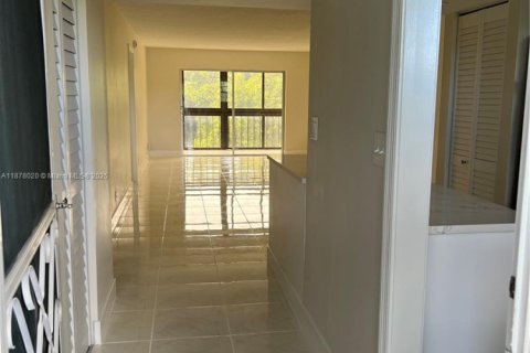 Condo in Lauderhill, Florida, 2 bedrooms  № 2017099 - photo 9