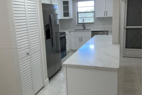 Condo in Lauderhill, Florida, 2 bedrooms  № 2017099 - photo 2