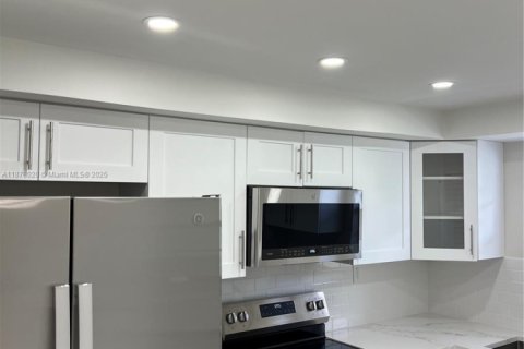 Condo in Lauderhill, Florida, 2 bedrooms  № 2017099 - photo 17