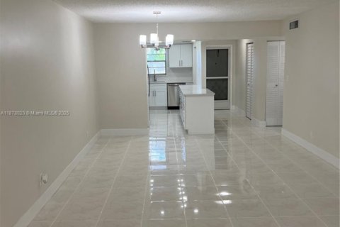 Condo in Lauderhill, Florida, 2 bedrooms  № 2017099 - photo 27