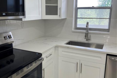 Condo in Lauderhill, Florida, 2 bedrooms  № 2017099 - photo 18