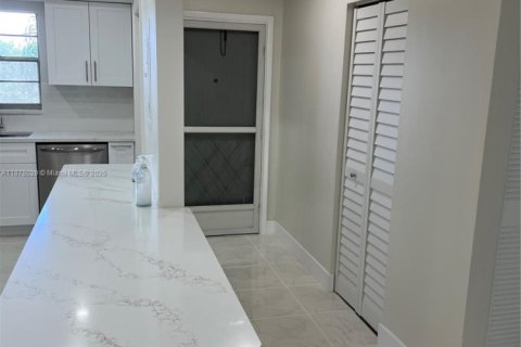 Condo in Lauderhill, Florida, 2 bedrooms  № 2017099 - photo 10