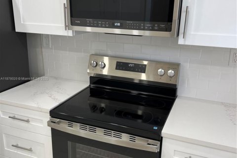 Condo in Lauderhill, Florida, 2 bedrooms  № 2017099 - photo 15